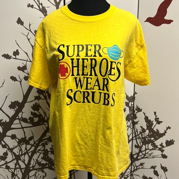 GILDAN Ultra Cotton Size M Superheroes Wear Scrubs Yellow T-Shirt NWOT PRICE⬇️20 - Picture 1 of 8